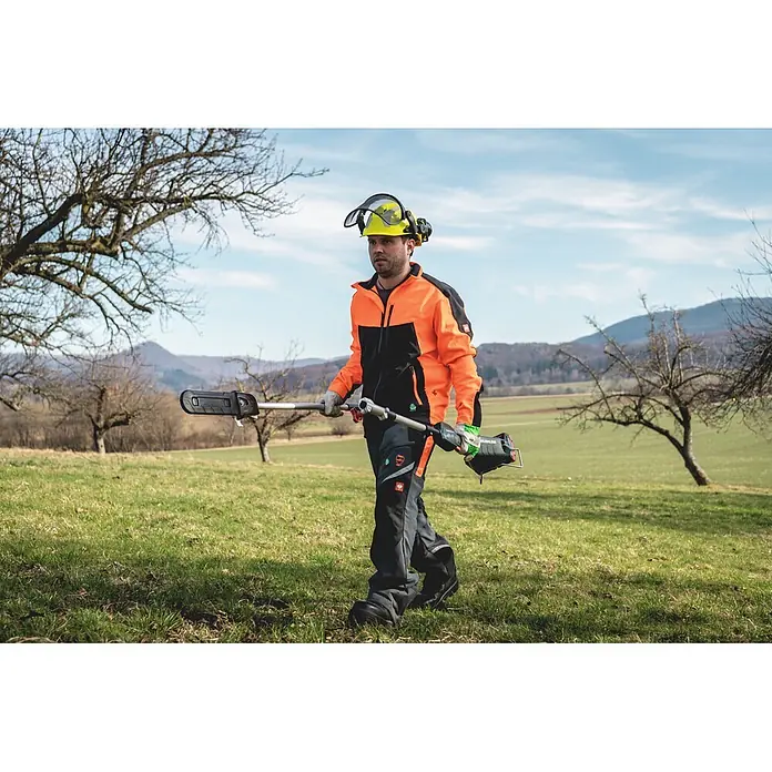 Metabo Hochentaster-Aufsatz - Passend für: Metabo Akku-Multifunktionsantrieb MA 36-18 LTX BL Q - Mann in Schutzkleidung geht mit langstieliger Metabo Astsäge (schwarzer Schneidkopf, bürstenloser Motor) auf einer Wiese.