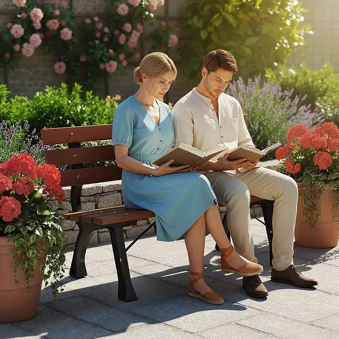 Outsunny Gartenbank - B x T x H: 57 x 57 x 70 cm, Gusseisen, Tannenholz, Kaffee - Eine braune Gartenbank aus Holz mit dunklem Metallrahmen, auf der zwei Personen in einem sonnigen Garten lesen.