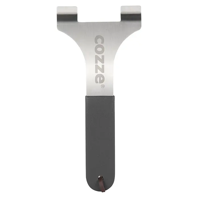 Cozze Grillpfanne - L x B: 30 x 30 cm, Höhe: 1 cm, Gusseisen - Pizzaofenwerkzeug aus Edelstahl mit zwei Zinken, schwarzem Griff und 'COZZE' Logo.