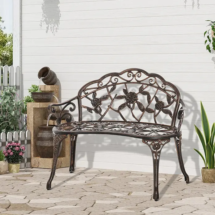 Outsunny Gartenbank - Gussaluminium, Gusseisen, Bronze - Bronze-farbene Gartenbank aus Gusseisen mit Blumenmuster, auf einer Terrasse platziert.