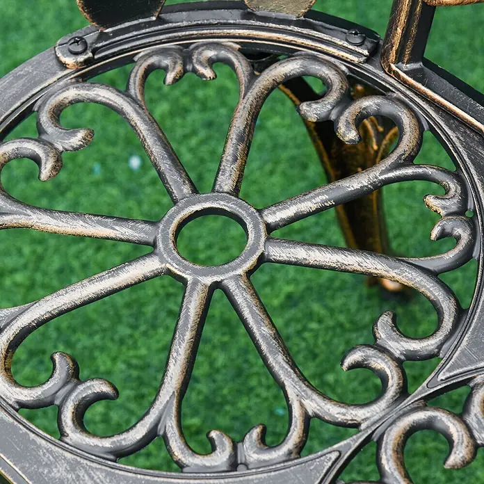 Outsunny Gartenbank - Gussaluminium, Gusseisen, Bronze - Verziertes Gussmetall-Gartenmöbeldetail mit antiker Bronzeoberfläche und herzförmigen Schnörkeln.