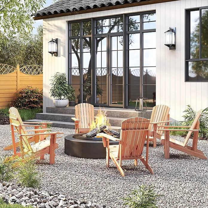 Outsunny Gartenstuhl Adirondack - Tannenholz, Naturfarbend, B x T x H: 95 x 95 x 93 cm - Ein Garten-Feuerstellenbereich mit einer dunklen runden Feuerstelle und fünf hellen Holz-Adirondack-Stühlen auf einem Kieshof.