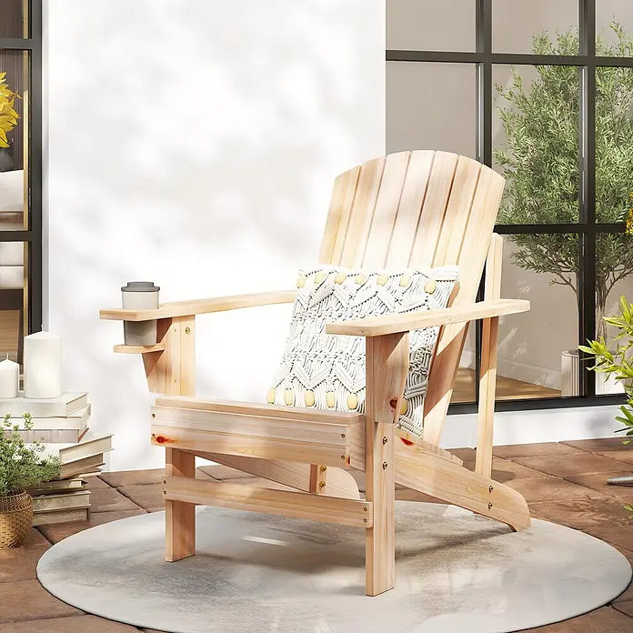 Outsunny Gartenstuhl Adirondack - Tannenholz, Naturfarbend, B x T x H: 95 x 95 x 93 cm - Heller Adirondack-Stuhl aus Holz mit einem Makramee-Kissen und einem integrierten Becherhalter auf einem Outdoor-Terrassenteppich.