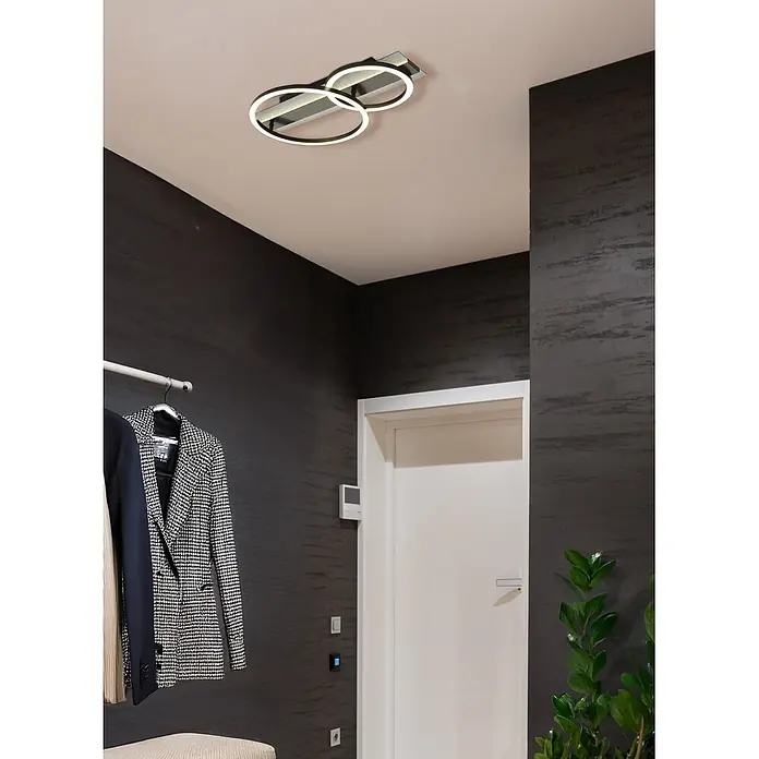 Globo LED-Deckenleuchte Norberto - 30 W, L x B x H: 482 x 300 x 88 mm - Moderne schwarze Deckenleuchte mit zwei verbundenen LED-Ringen, in einem Flur installiert.