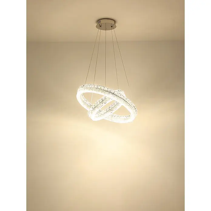 Globo LED-Pendelleuchte rund Laurel - 60 W, Warmweiß - Kristallleuchter mit zwei ineinander verschlungenen Ringen, von einer silbernen Deckenhalterung hängend, beleuchtet.