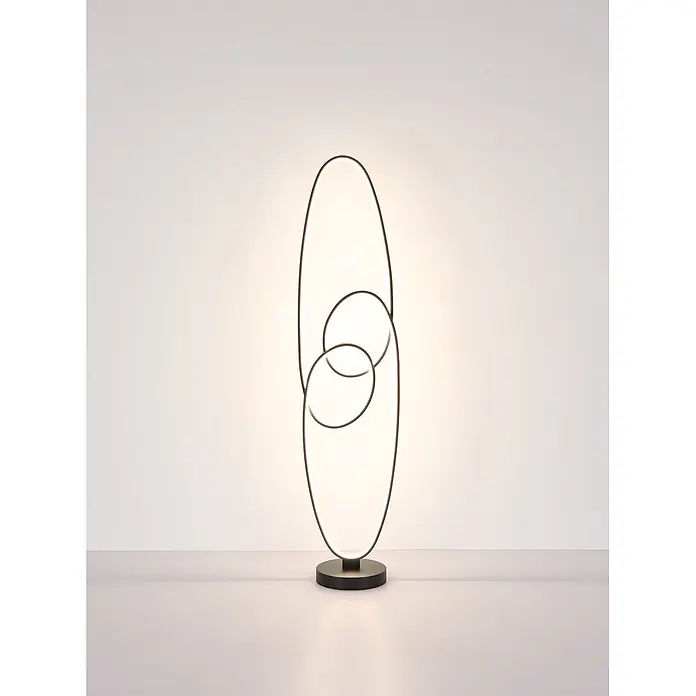 Globo LED-Deckenfluter Spira - 39 W, Höhe: 1.220 mm - Moderne schwarze LED-Stehlampe mit verschlungenen ovalen Leuchtringen und dunklem Rundfuß, warmweißes Licht abgebend.