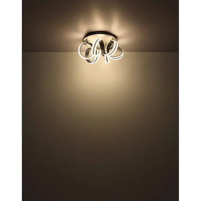 Globo LED-Deckenleuchte Kuni - 37,5 W - Moderne Deckenleuchte mit verschlungenen Metallringen und weißen LED-Streifen, die einen Raum von oben beleuchtet.
