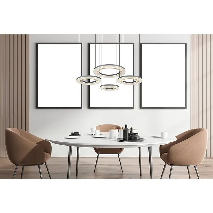 Globo LED-Pendelleuchte Blasius - 80 W, L x B x H: 1.000 x 500 x 1.200 mm - Moderner Essbereich mit rundem weißen Tisch, vier braunen Polsterstühlen und stilvollem Ring-Kronleuchter.