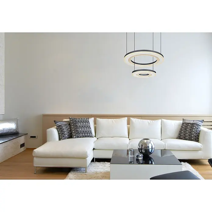 Globo LED-Pendelleuchte Blasius - 50 W, Ø x H: 50 x 120 cm - Zwei moderne, runde Pendelleuchten mit schwarzen Außenringen und warmgold beleuchteten Innenringen, in einem Wohnzimmer.