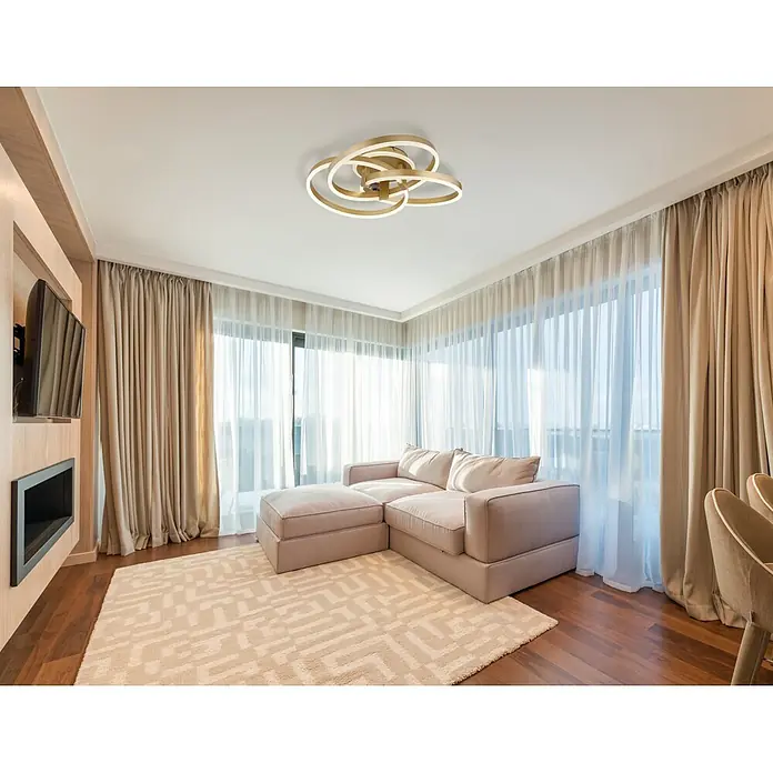 Globo LED-Deckenleuchte Herwig - 56 W, L x B x H: 600 x 575 x 200 mm - Moderne goldfarbene LED-Deckenleuchte mit verschlungenen Ringen, die ein stilvolles Wohnzimmer beleuchtet.