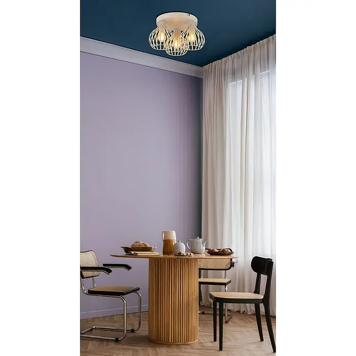 Globo Deckenleuchte Mateo - 40 W, Ø x H: 31 x 16,5 cm, E14 - Weiße Deckenleuchte mit offenen Käfigschirmen an blauer Decke, beleuchtet einen Essbereich.