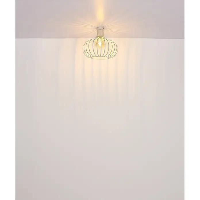 Globo Deckenleuchte Mateo - 60 W, Ø x H: 40 x 35 cm, E27 - Weiße Deckenleuchte in Gitteroptik mit sichtbarer Glühbirne, die ein warmes Licht an Decke und Wand wirft.