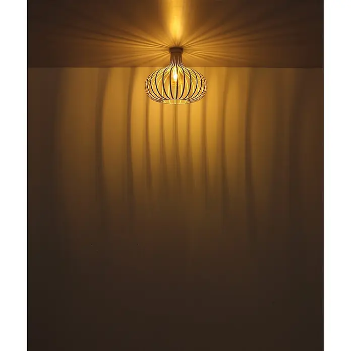 Globo Deckenleuchte Mateo - 60 W, Ø x H: 40 x 35 cm, E27 - Eine Deckenleuchte aus Metall im Käfig-Stil mit freiliegender Glühbirne wirft warmes, gemustertes Licht an Wand und Decke.