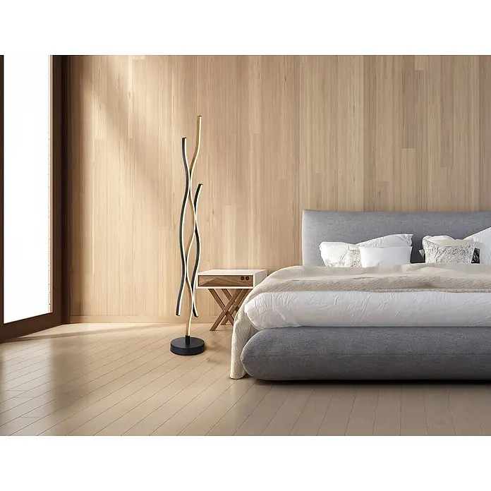 Globo LED-Deckenfluter Geronimo - 28 W, Höhe: 1.350 mm - Moderne wellenförmige Stehlampe, schwarz und hell, beleuchtet ein Schlafzimmer.