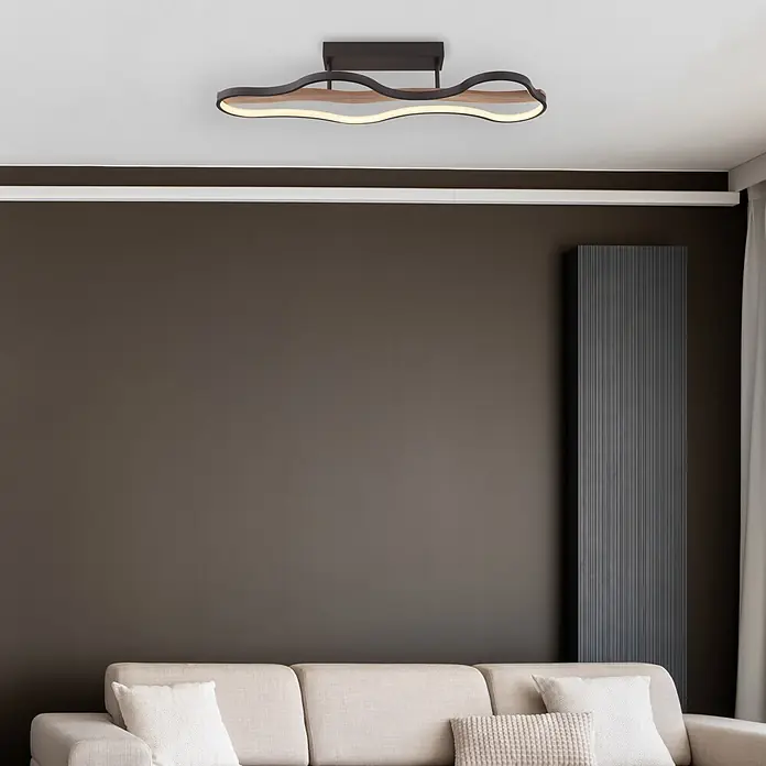 Globo LED-Deckenleuchte Bezzy - 30 W, L x B x H: 806 x 290 x 150 mm, Warmweiß - Moderne wellenförmige LED-Deckenleuchte aus dunklem Metall und Holz, beleuchtet ein zeitgenössisches Wohnzimmer.