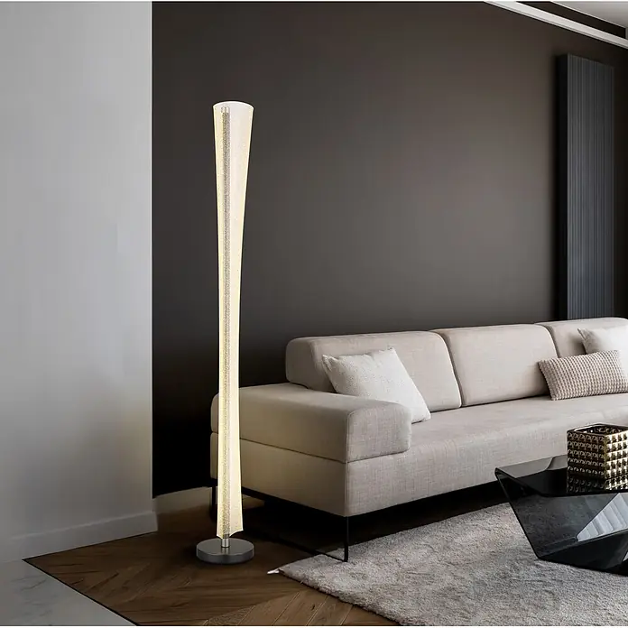 Globo LED-Stehleuchte Malinda - 48 W, Höhe: 1.550 mm - Hohe, leuchtende Stehleuchte mit silbernem Sockel, die ein modernes Wohnzimmer neben einem beigen Sofa erhellt.