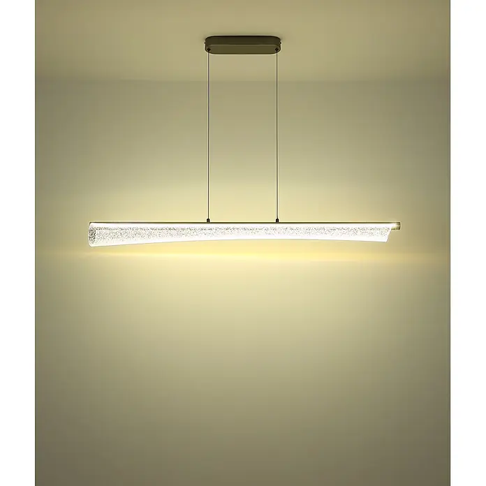 Globo LED-Pendelleuchte rund Malinda - 36 W, Ø x H: 1.210 cm x 1.200 mm - Eine moderne, lineare Pendelleuchte mit klarem, blasigem Diffusor, von einer schwarzen Deckenplatte hängend, spendet warmes Licht.