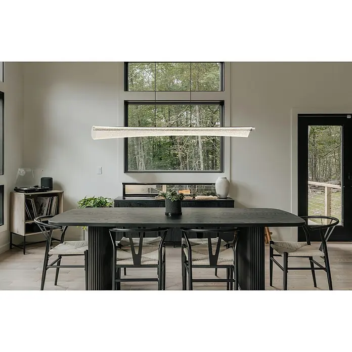 Globo LED-Pendelleuchte rund Malinda - 36 W, Ø x H: 1.210 cm x 1.200 mm - Lineare LED-Pendelleuchte mit texturiertem Diffusor über einem modernen Esstisch.