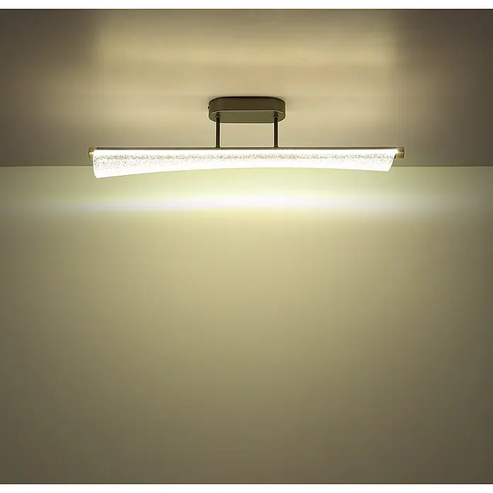 Globo LED-Deckenleuchte Malinda - 28 W, L x B x H: 810 x 120 x 190 mm - Moderne lineare LED-Deckenleuchte aus dunklem Metall mit texturiertem Diffusor, wirft warmes Licht an eine Wand.