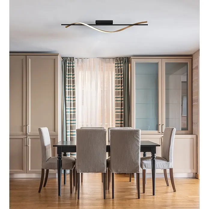 Globo LED-Deckenleuchte Watkins - 20,5 W, L x B x H: 1.150 x 140 x 170 mm - Moderne schwarze und hölzerne Wellen-Deckenleuchte über einem Esstisch.
