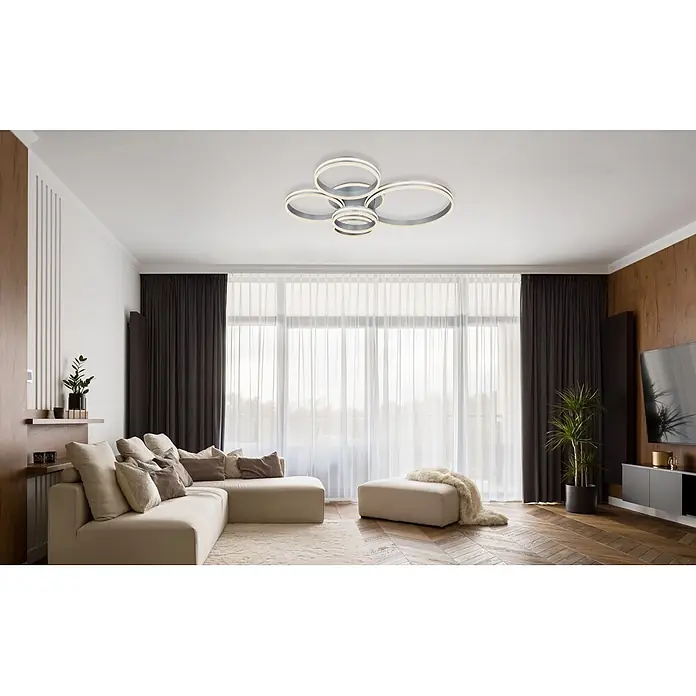 Globo LED-Deckenleuchte Rubio - 120 W, L x B x H: 1.140 x 900 x 200 mm - Moderne LED-Deckenleuchte mit fünf verbundenen Silberringen, die ein zeitgenössisches Wohnzimmer beleuchtet.