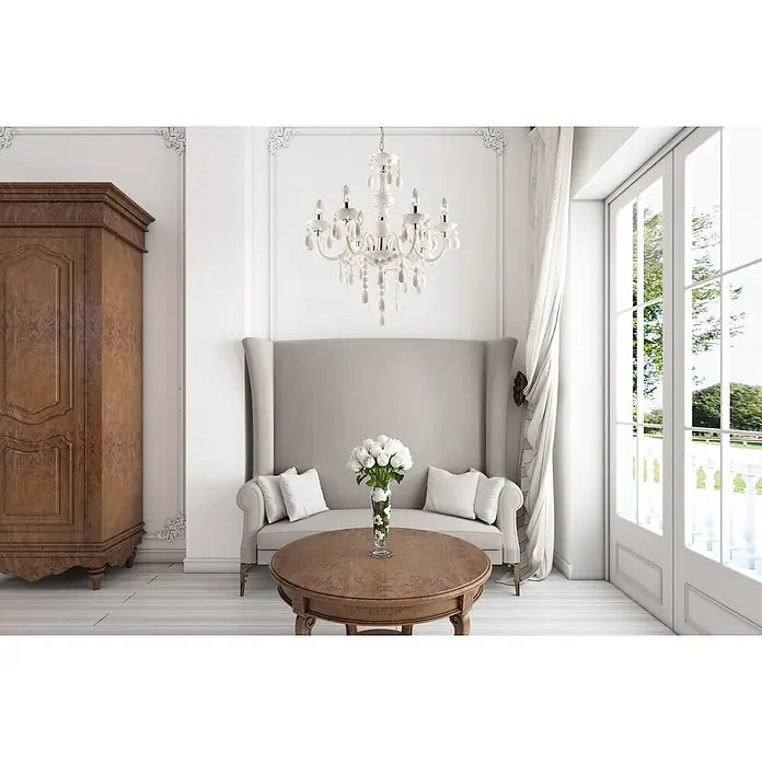 Globo Pendelleuchte Cuimbra - 1.660 mm, E14 - Ein elegantes Zimmer mit grauem Hochlehnsofa, rundem Holztisch mit weißen Rosen, großem Holzschrank und Kristallleuchter.