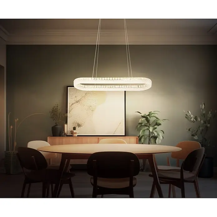Globo LED-Pendelleuchte rund Laurel - 40 W, L x B x H: 1.001 x 315 x 1.200 mm - Beleuchtete moderne ovale Kristall-LED-Pendelleuchte über einem Esstisch.