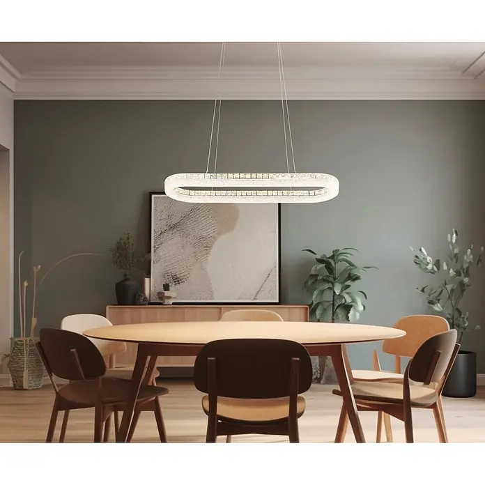 Globo LED-Pendelleuchte rund Laurel - 40 W, L x B x H: 1.001 x 315 x 1.200 mm - Ovaler Kristall-Kronleuchter hängt über einem hellen Holztisch und beleuchtet den Raum.