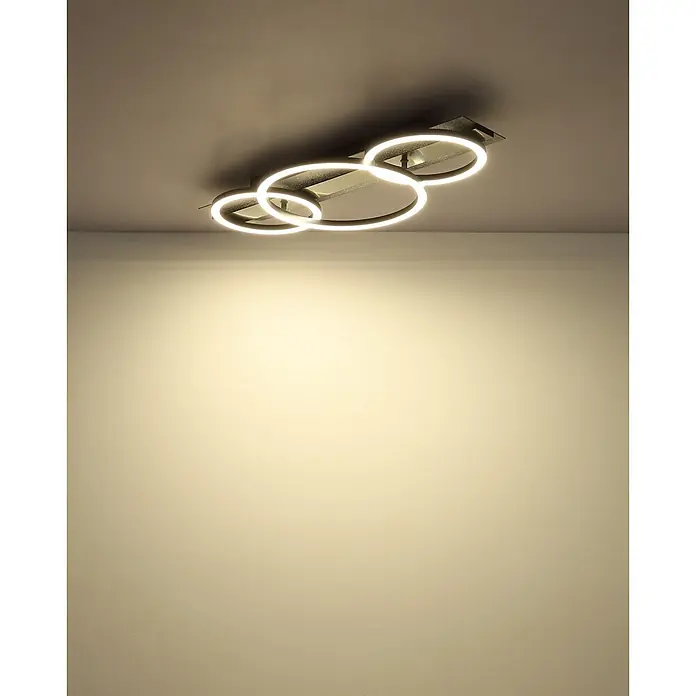 Globo LED-Deckenleuchte Norberto - 40 W, L x B x H: 622 x 300 x 88 mm, Neutralweiß - Moderne schwarze LED-Deckenleuchte mit drei überlappenden Ringen, die warmweißes Licht auf eine Wand wirft.