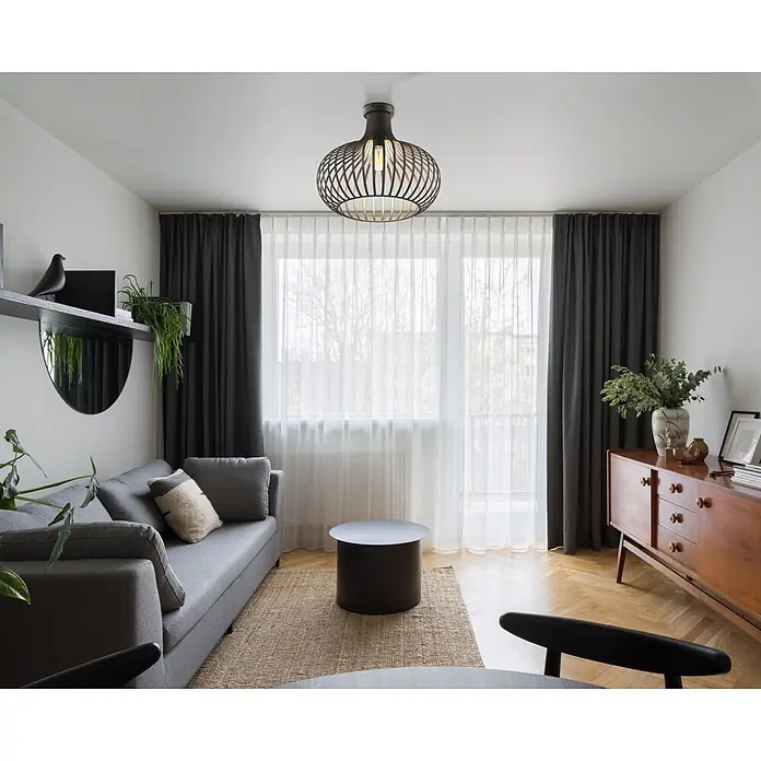 Globo Deckenleuchte Mateo - 40 W, E27 - Eine schwarze Gitter-Deckenleuchte beleuchtet ein modernes Wohnzimmer.