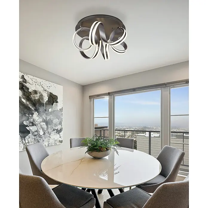 Globo LED-Deckenleuchte Kuni - 37,5 W - Moderne Deckenleuchte aus gebürstetem Metall mit abstrakten, gebogenen LED-Ringen, die ein Esszimmer beleuchtet.