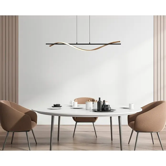 Globo LED-Pendelleuchte rund Watkins - 30 W, Warmweiß - Moderne schwarze und hölzerne Hängelampe über einem runden weißen Esstisch und braunen Polsterstühlen.