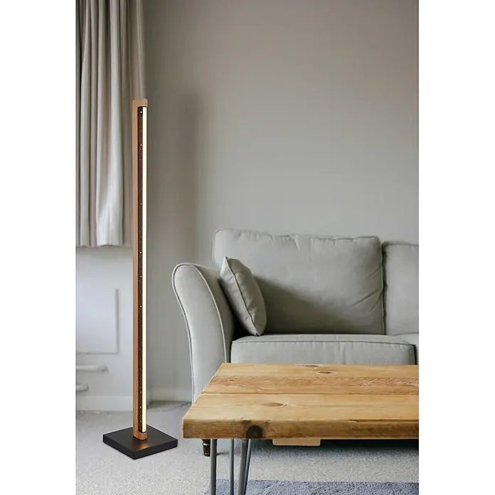 Globo LED-Deckenfluter Starla - 23,5 W, Höhe: 1.130 mm, Warmweiß - Schlanke Holz-Stehleuchte mit beleuchtetem Streifen und schwarzem Sockel in einem modernen Wohnzimmer.