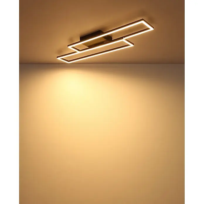Globo LED-Deckenleuchte Tatjana - 30 W, L x B x H: 800 x 220 x 56 mm, Warmweiß - Moderne schwarze geometrische Deckenleuchte mit warmen LED-Streifen, die eine Wand beleuchtet.