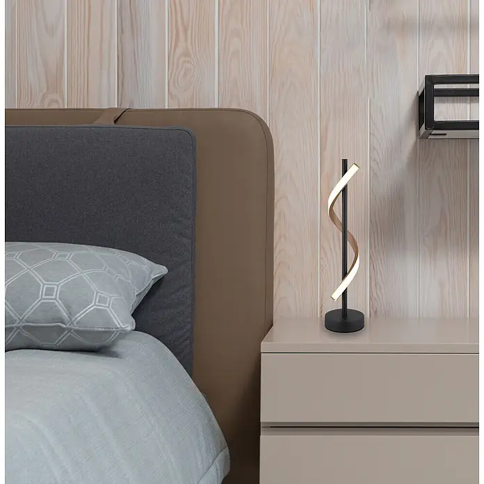 Globo LED-Tischleuchte Watkins - 12,5 W, Warmweiß - Moderne spiralförmige LED-Tischleuchte mit schwarzem Sockel und hellem Holzdekor, beleuchtet einen Nachttisch im Schlafzimmer.