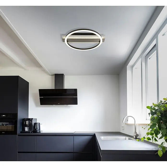 Globo LED-Deckenleuchte Norberto - 24 W, L x B x H: 342 x 300 x 68 mm - Moderne kreisförmige LED-Deckenleuchte mit dunklen und silbernen Metallelementen, an einer Küchenzimmerdecke installiert.