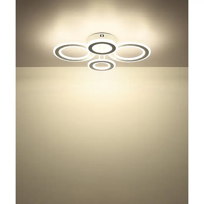 Globo LED-Deckenleuchte Anthony - 54 W, L x B x H: 590 x 420 x 120 mm - Moderne weiße Deckenleuchte mit mehreren beleuchteten Ringen, die warmes Licht an eine Wand wirft.