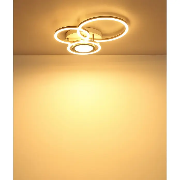 Globo Plafón LED Randell - 40 W, L x An x Al: 490 x 390 x 100 mm - Moderna lámpara de techo LED dorada con anillos entrelazados, que ilumina un techo y una pared de tono cálido.