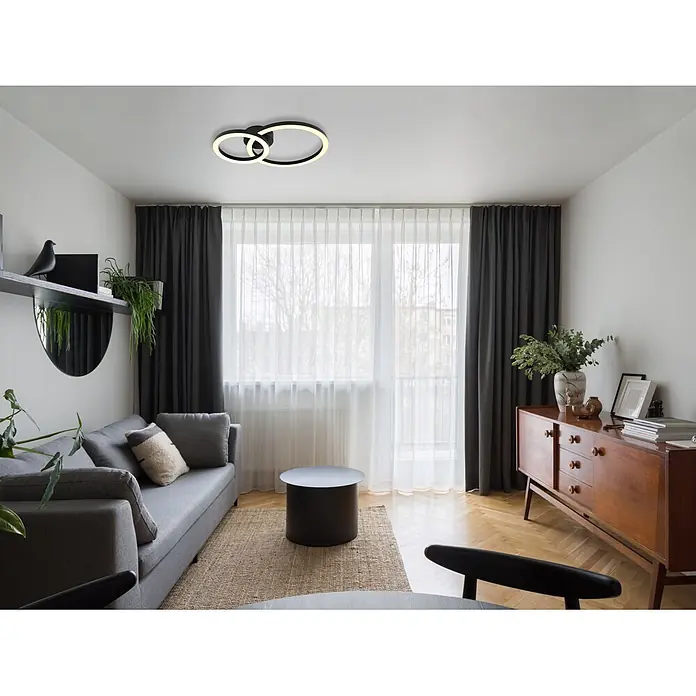 Globo LED-Deckenleuchte Adda - 15 W, L x B x H: 42 x 30 x 7 cm, Schwarz - Moderne schwarze Deckenleuchte mit ineinandergreifenden beleuchteten Ringen, bündig in einem Wohnzimmer montiert.