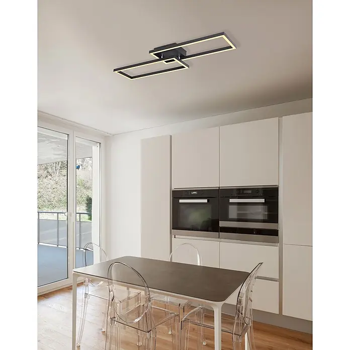 Globo LED-Deckenleuchte Tatjana - 24 W, L x B x H: 71 cm x 23 m x 7,5 cm, Schwarz, Warmweiß - Moderne schwarze rechteckige LED-Deckenleuchte über einem Esstisch in einer zeitgenössischen Küche.