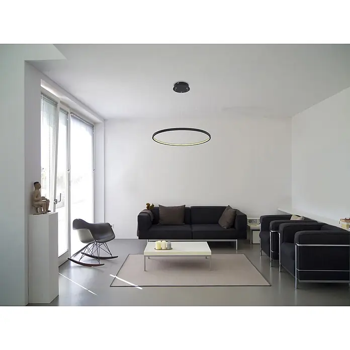 Globo LED-Pendelleuchte Ralph - Ø x H: 60,5 x 120 cm, 29 W, Warmweiß - Schwarze kreisförmige LED-Pendelleuchte, warmes Licht ausstrahlend, in einem modernen Wohnzimmer.