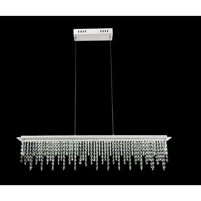 Globo Pendelleuchte Scala - 24 W, Lichtfarbe: Warmweiß, L x B x H: 900 x 110 x 1.500 mm - Rechteckiger Kristall-Kronleuchter mit mehreren klaren facettierten Perlensträngen, aufgehängt an einer weißen Metallstange.