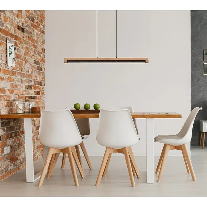 Globo LED-Pendelleuchte rund Starla - 24 W - Lineare Holz-Pendelleuchte mit schwarzem, perforiertem LED-Streifen über einem Esstisch.