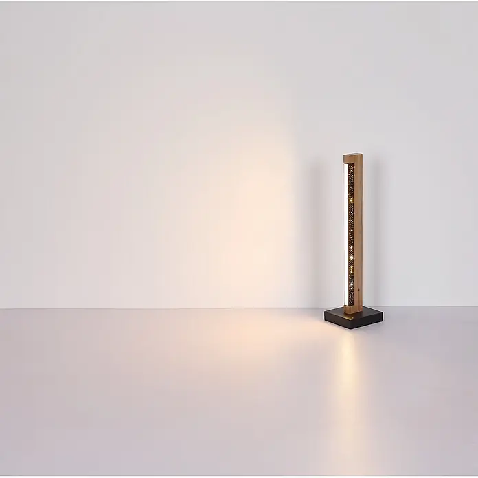 Globo LED-Tischleuchte Starla - 8 W, L x B x H: 120 x 120 x 480 mm - Hohe, schlanke Holzlampe mit schwarzem Sockel und beleuchtetem „Sternenhimmel“-Muster, die ein warmes Licht abgibt.