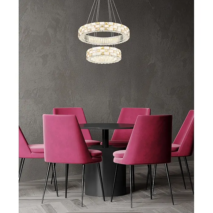 Globo LED-Pendelleuchte rund Lidia - 55 W, Ø x H: 61 x 120 cm - Ein zweistufiger Kristallleuchter hängt über einem schwarzen runden Tisch und fuchsiafarbenen Stühlen in einem modernen Esszimmer.