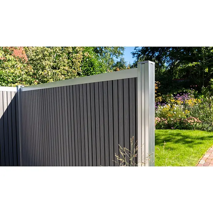 GartenLand Steckzaun-Element WPC Zaun Shadowline Vertikal Ohne Pfosten - Amethystgrau, Verbundwerkstoff - Moderner dunkelgrauer Lamellenzaun mit silbernen Metallpfosten und oberen Zierleisten im Garten.