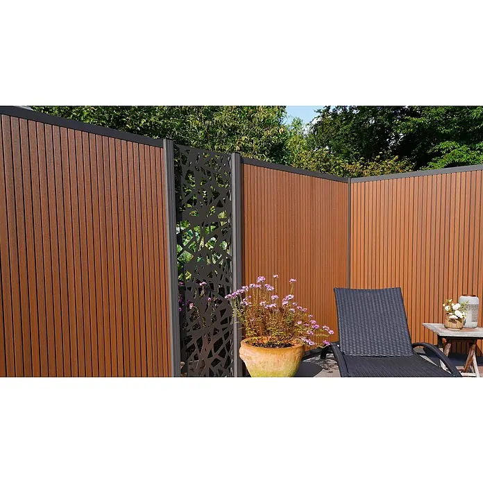 GartenLand Steckzaun-Element WPC Zaun Shadowline Vertikal Ohne Pfosten - Mahagoni, Verbundwerkstoff - Brauner WPC-Gartensichtschutz mit dunkelgrauen Ziergittern und Pfosten, in einem Garten installiert.