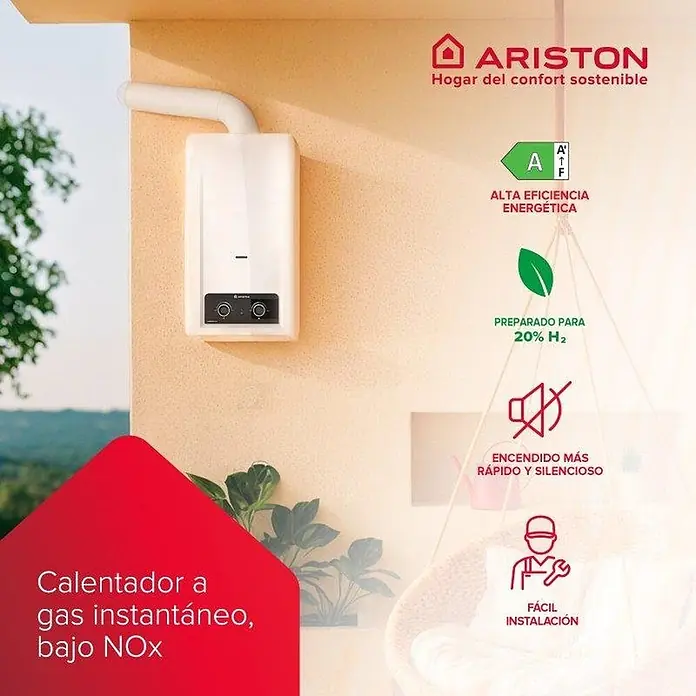 Ariston Calentador atmosférico Akros RX - 18,7 kW, Caudal de agua: 11 l/min, Gas natural - Calentador de agua a gas instantáneo Ariston blanco en pared exterior.