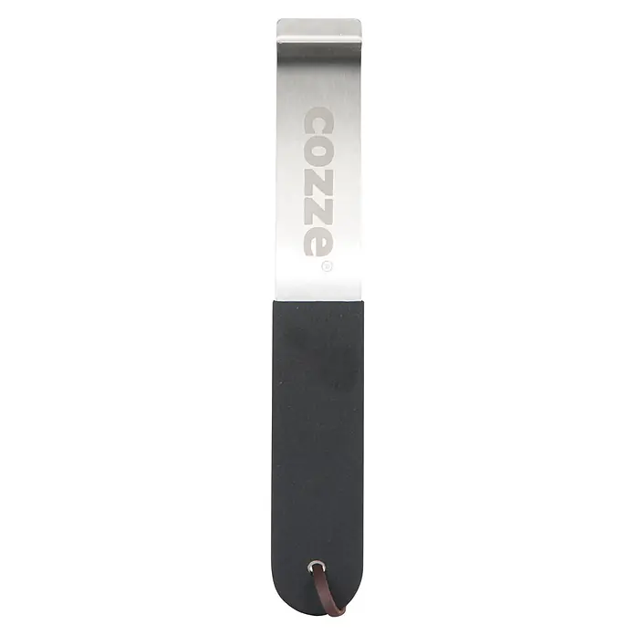 Cozze Grillpfanne - L x B: 30 x 15 cm, Höhe: 1 cm, Gusseisen - Langer Metallschaber mit schwarzem Griff und brauner Aufhängeschlaufe. „COZZE“-Logo auf der Klinge.