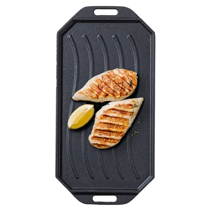 Cozze Grillpfanne - L x B: 30 x 15 cm, Höhe: 1 cm, Gusseisen - Dunkelgraue gusseiserne Grillplatte mit zwei gegrillten Hähnchenbrustfilets und einer Zitronenspalte.